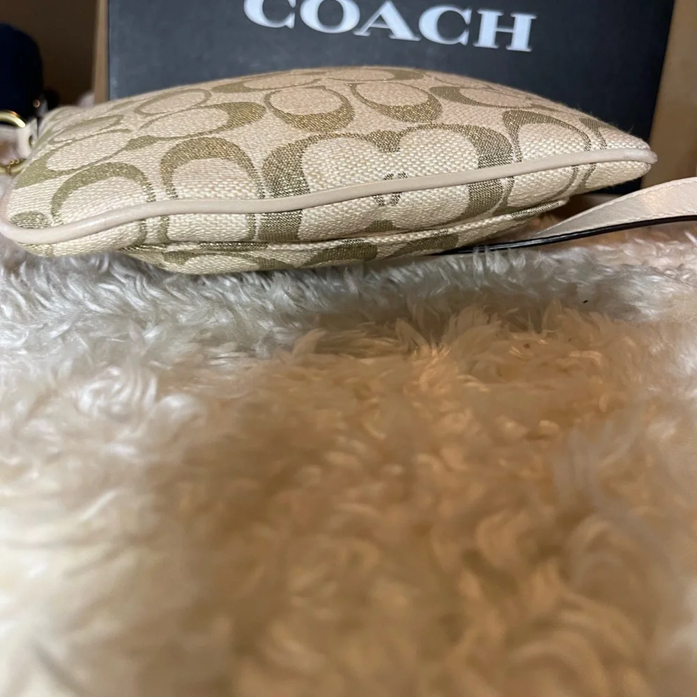 Coach - Picture 5 of 11